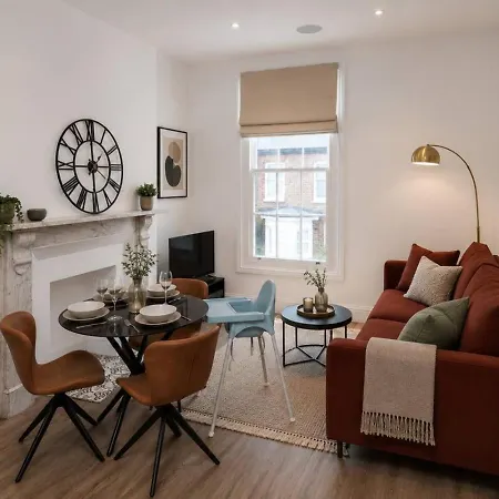 Shambles Flat East Mount By Furnished Location Races Close To Train Station. Apartamento *