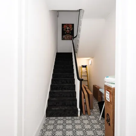 Shambles Flat East Mount By Furnished Location Races Close To Train Station. Apartamento *