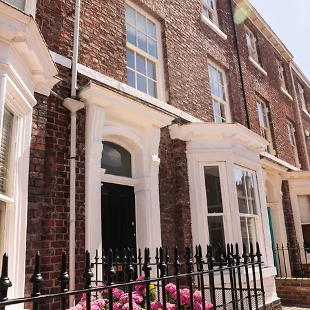 Shambles Flat East Mount By Furnished Location Races Close To Train Station. Apartamento York