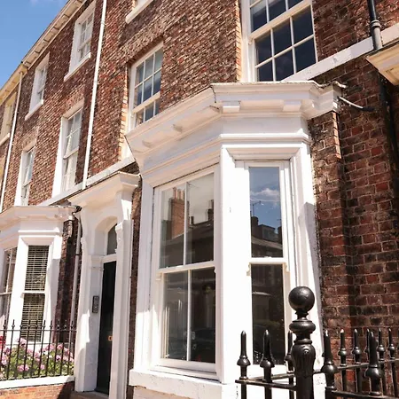 Apartamento Shambles Flat East Mount By Furnished Location Races Close To Train Station.