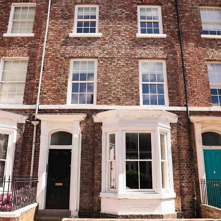 Shambles Flat East Mount By Furnished Location Races Close To Train Station. *