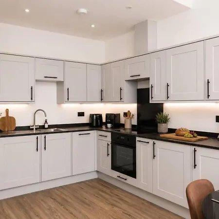 Shambles Flat East Mount By Furnished Location Races Close To Train Station. Apartamento *