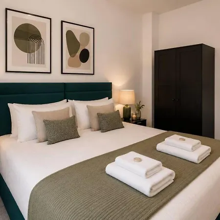 Shambles Flat East Mount By Furnished Location Races Close To Train Station. Apartamento York