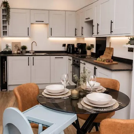 Apartamento Shambles Flat East Mount By Furnished Location Races Close To Train Station.