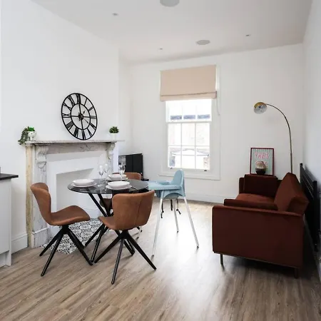 Shambles Flat East Mount By Furnished Location Races Close To Train Station. Apartamento *