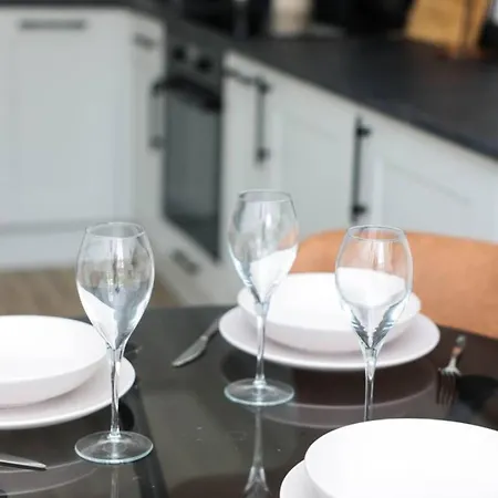 Apartamento Shambles Flat East Mount By Furnished Location Races Close To Train Station.