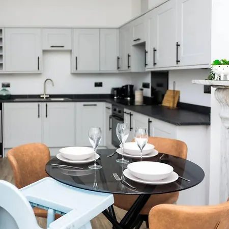 Shambles Flat East Mount By Furnished Location Races Close To Train Station. * York