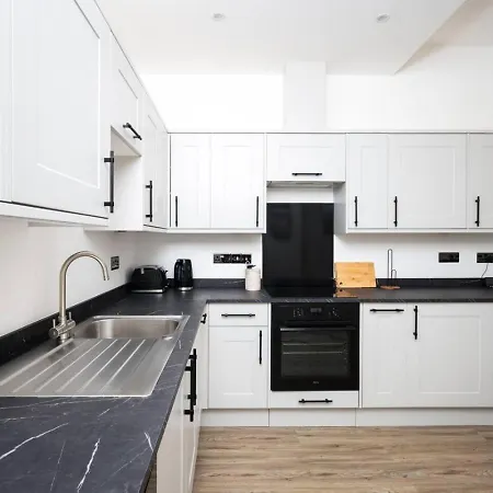 Shambles Flat East Mount By Furnished Location Races Close To Train Station. Apartamento York