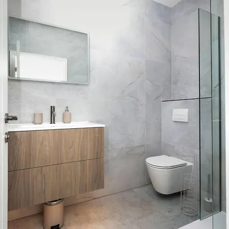 Shambles Flat East Mount By Furnished Location Races Close To Train Station. York