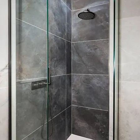 Shambles Flat East Mount By Furnished Location Races Close To Train Station. York