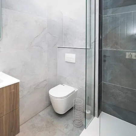 Shambles Flat East Mount By Furnished Location Races Close To Train Station. Apartamento *